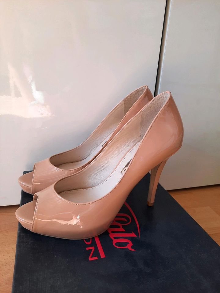 Buffalo Pumps in Nude Lack neu in Plochingen