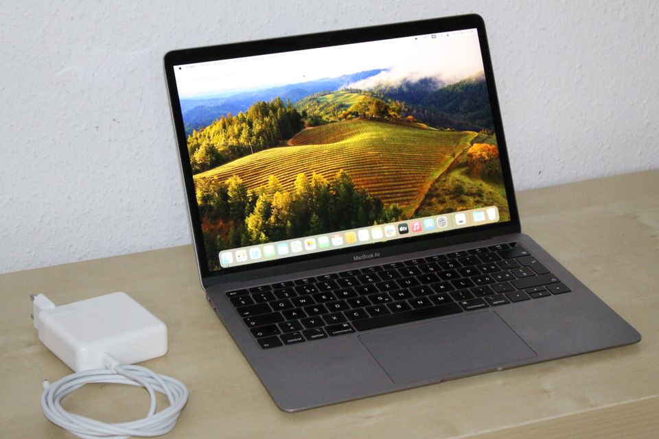 Apple Macbook Air Retina von 2018 in Lörrach