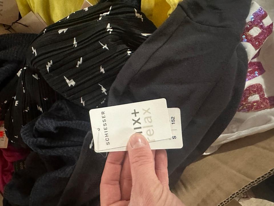Kinderkleidung Restposten 500 Stück Hose T-Shirt Pullover in Seelow