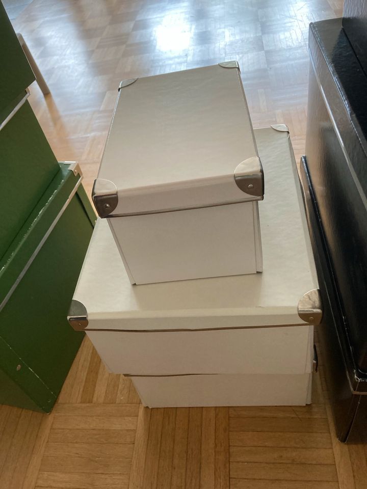 12 Kasten mit Deckel Aufbewahrungsboxen/Papkartons: schwarz, grün in Köln