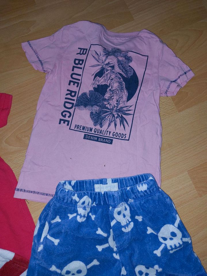 Paket Mini Boden Shorts Zara Tshirt 104-116 maritim Pirat in Wolfhagen 