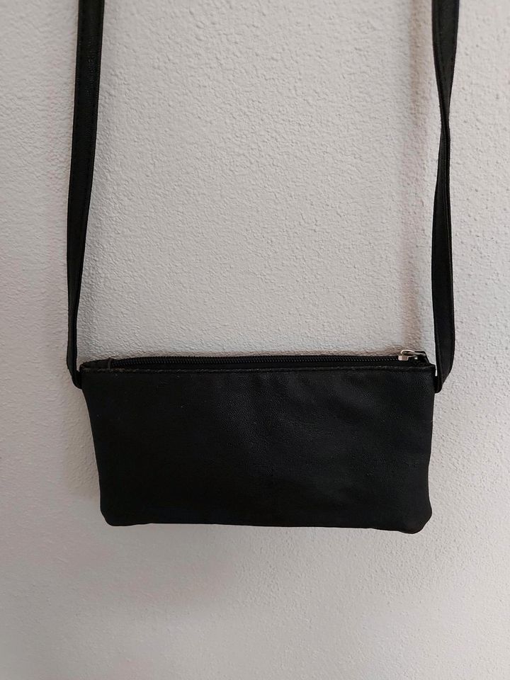Süße kleine Handtasche Umhängetasche schwarz mit Schleife in Atting