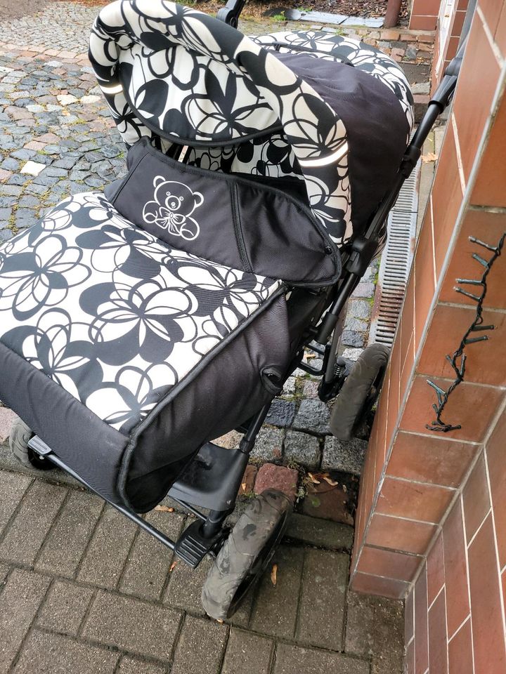 Kinderwagen schwarz weiß in Neustadt am Rennsteig