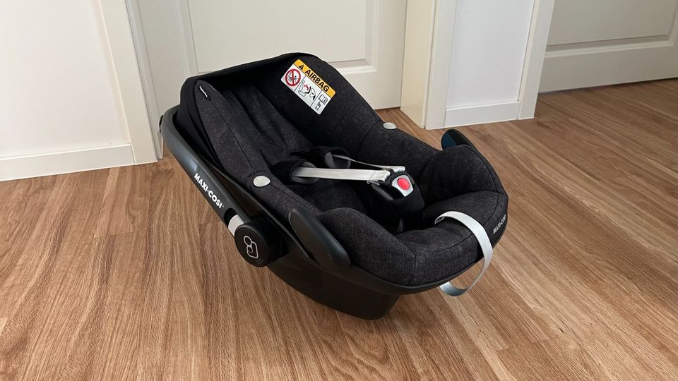 Maxi-Cosi 2wayFix ISOFIX Basis mit Pebble Plus Babyschale in Neuenhagen