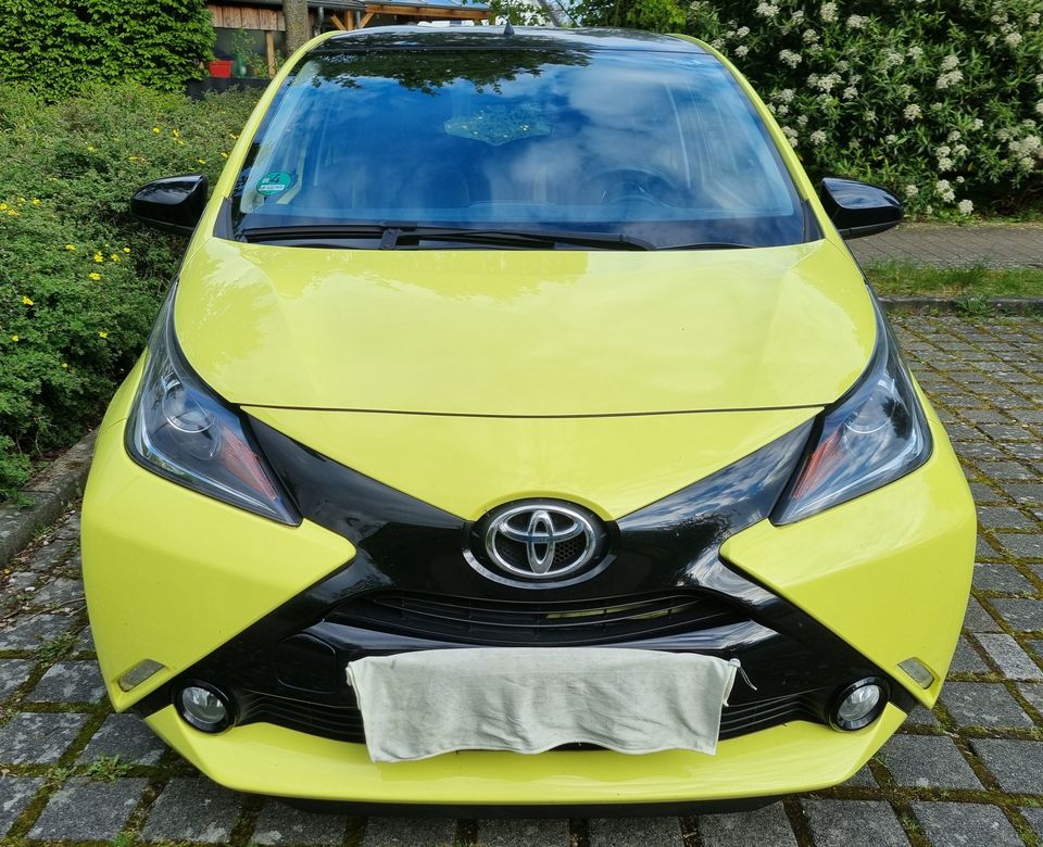 Toyota Aygo x-play touch gelb in Wolfenbüttel