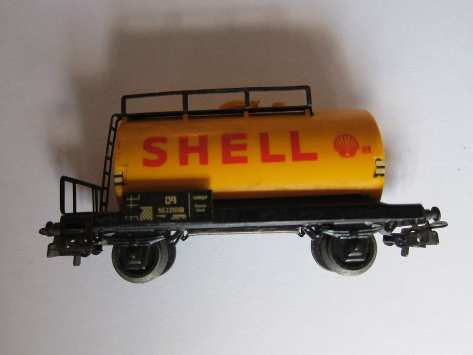 Märklin H0 Zug aus 8 Waggons Kesselwagen Esso 4501 Shell 4502 in Wolfsburg