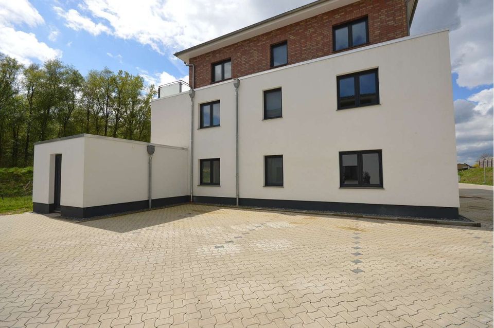 Erstbezug mit Fahrstuhl: Traumhafte, moderne 2-Zimmer-Wohnung mit großem Balkon + Blick ins Grüne in Osloß