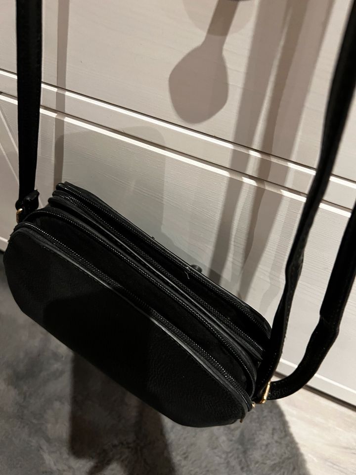 Kleine schwarze Tasche in Nordenham