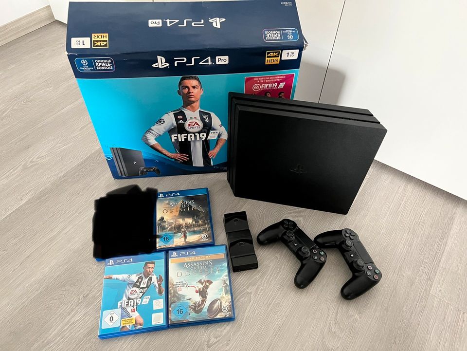 Verkaufe PS4 Pro 1 TB + 2 Controller und 3 Spiele in Eisfeld