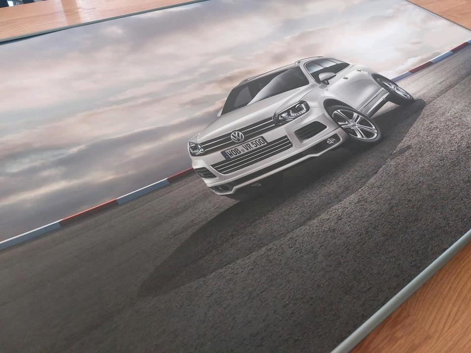 Bild gerahmt Autohaus VW Touareg 7P Sport Rline weiß edel in Leipzig