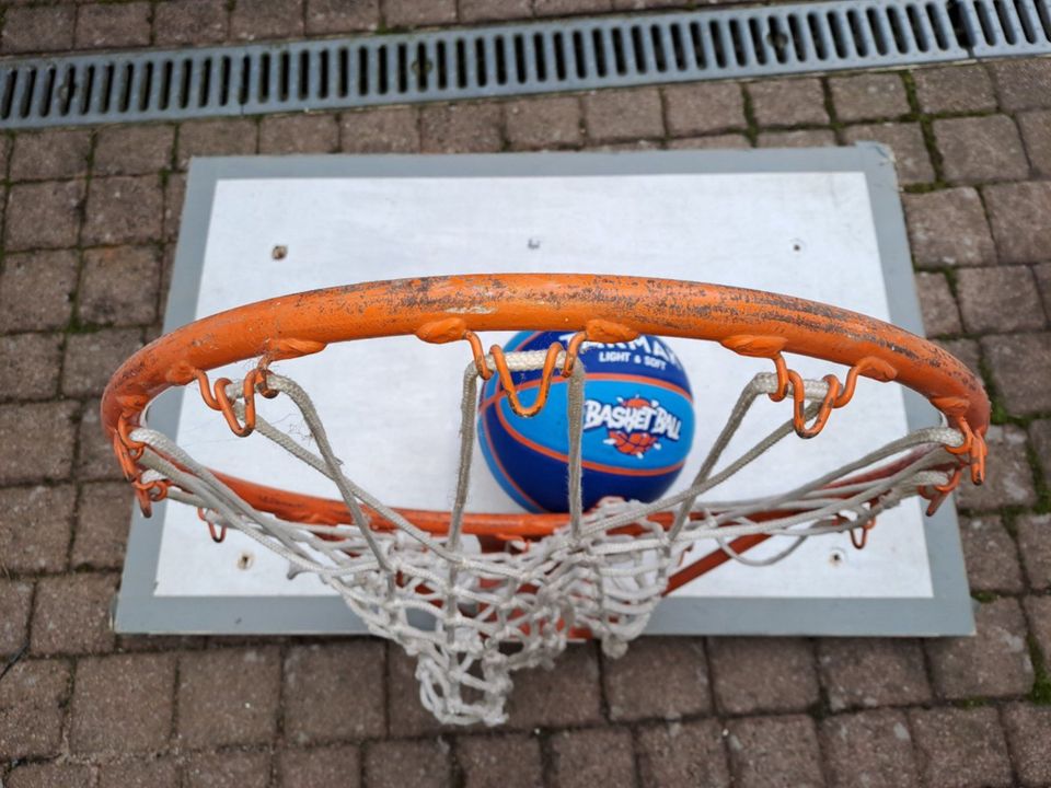 Basketballkorb mit Ball in Nidderau