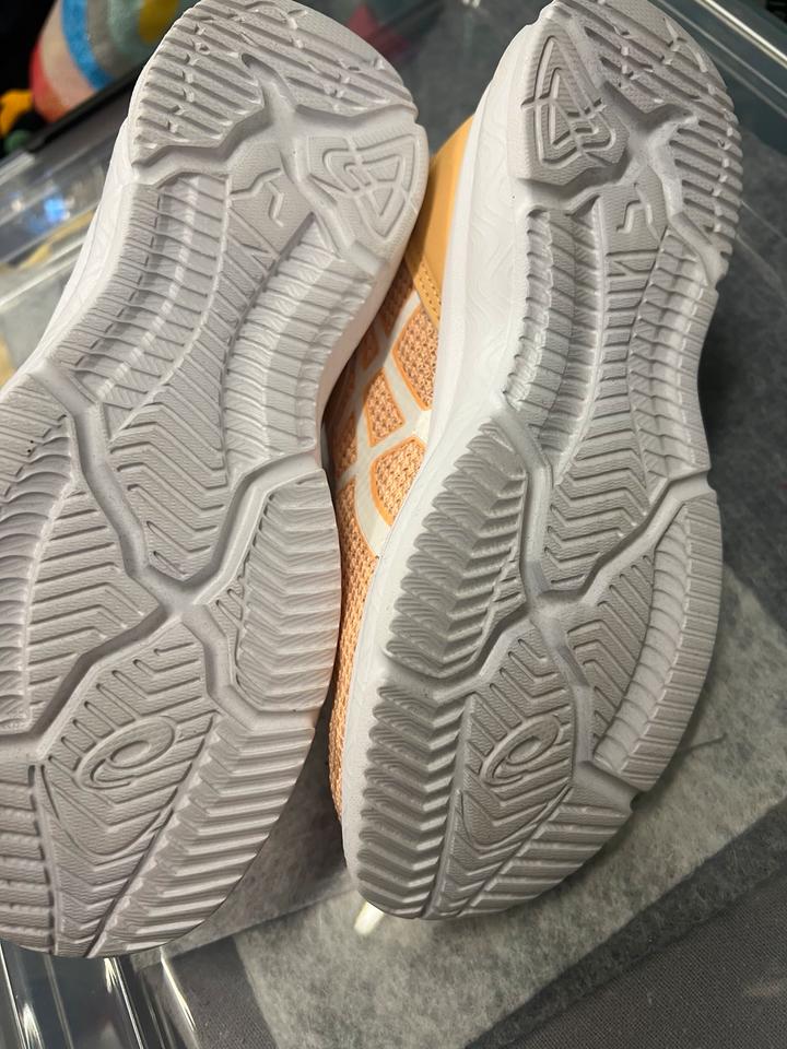 Turnschuhe 31,5 sehr gut erhalten asics, weiße Sohle in Köln