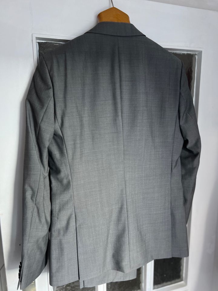 HUGO BOSS Anzug aus fein gemusterter Schurwolle Herren Gr.46 in Bergisch Gladbach