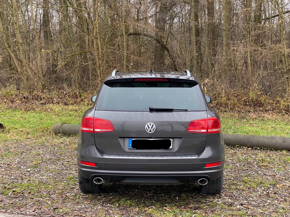 Volkswagen VW Touareg 3.0 V6 TDI R-Line VOLL in Altdorf