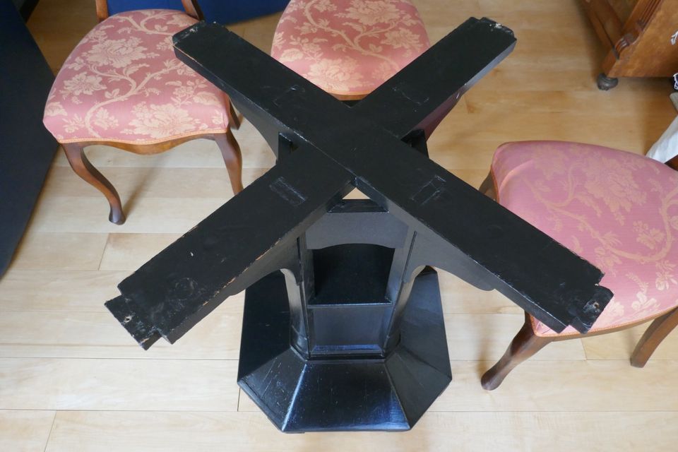 4 antike Stühle und ein runder schwarzer Tisch in Jersbek