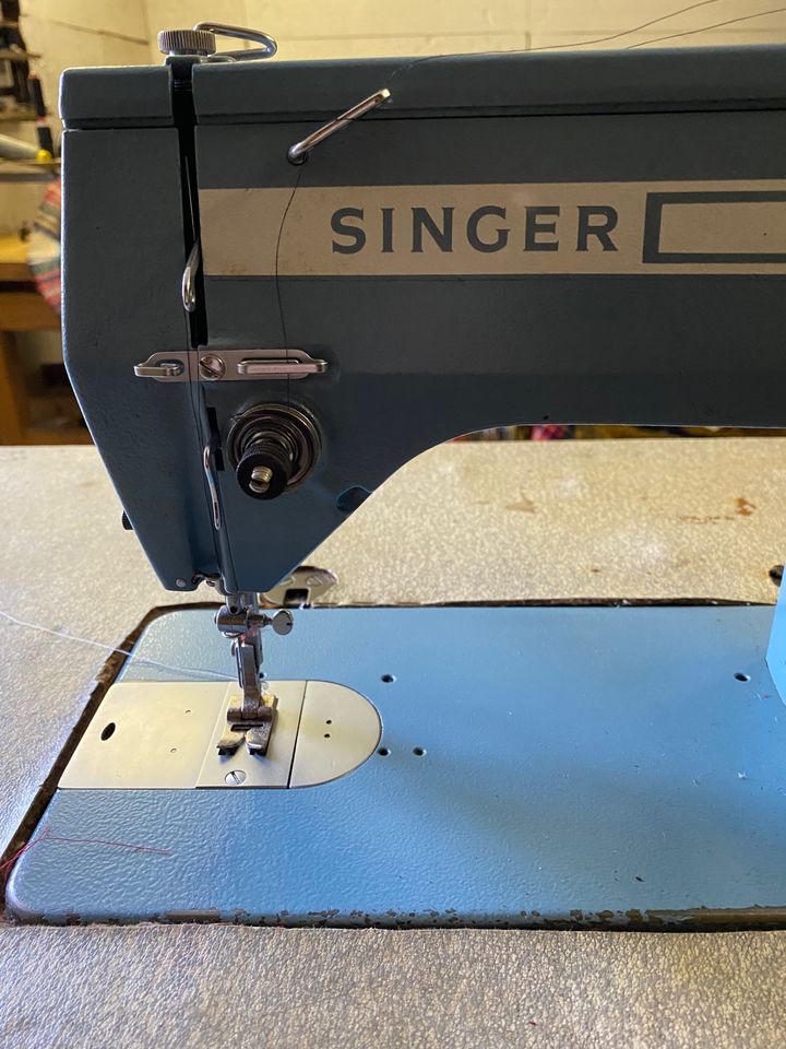 Singer 20u Professional Industrie-Nähmaschine mit Tisch & Zubehör in Birkenbeul-Weißenbrüchen