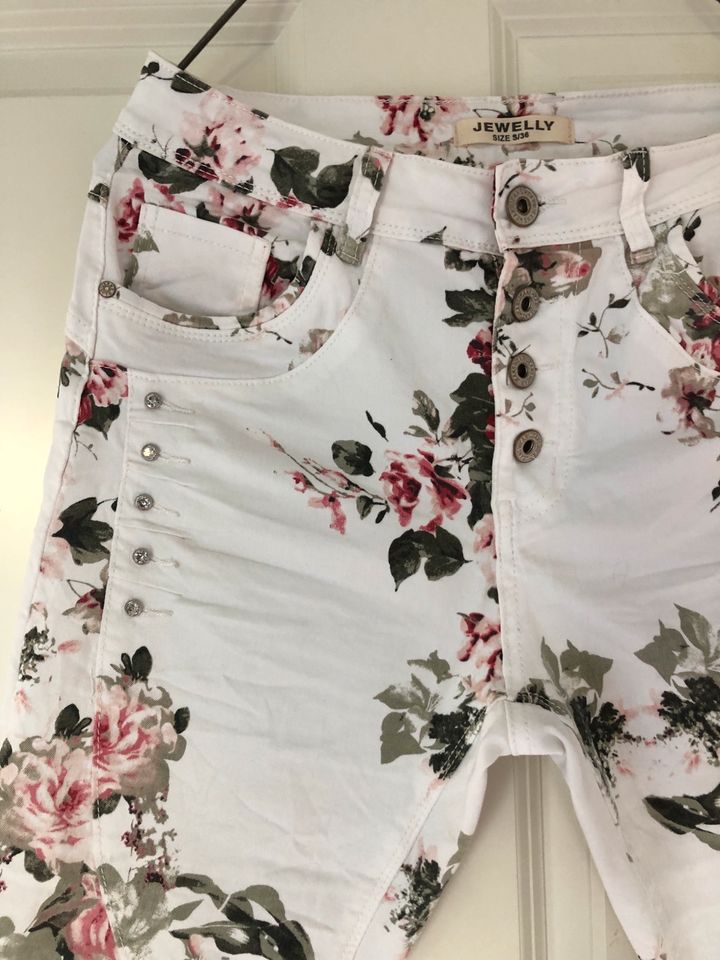 Schöne Jewelly Capri Shorts Floral S 36/38 w.NEU auch Monari Oui in Stedesand 