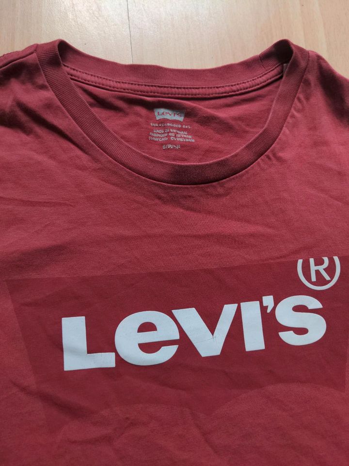 Levis Jeans t Shirt S Bordeaux Farbe neuwertig in Völklingen