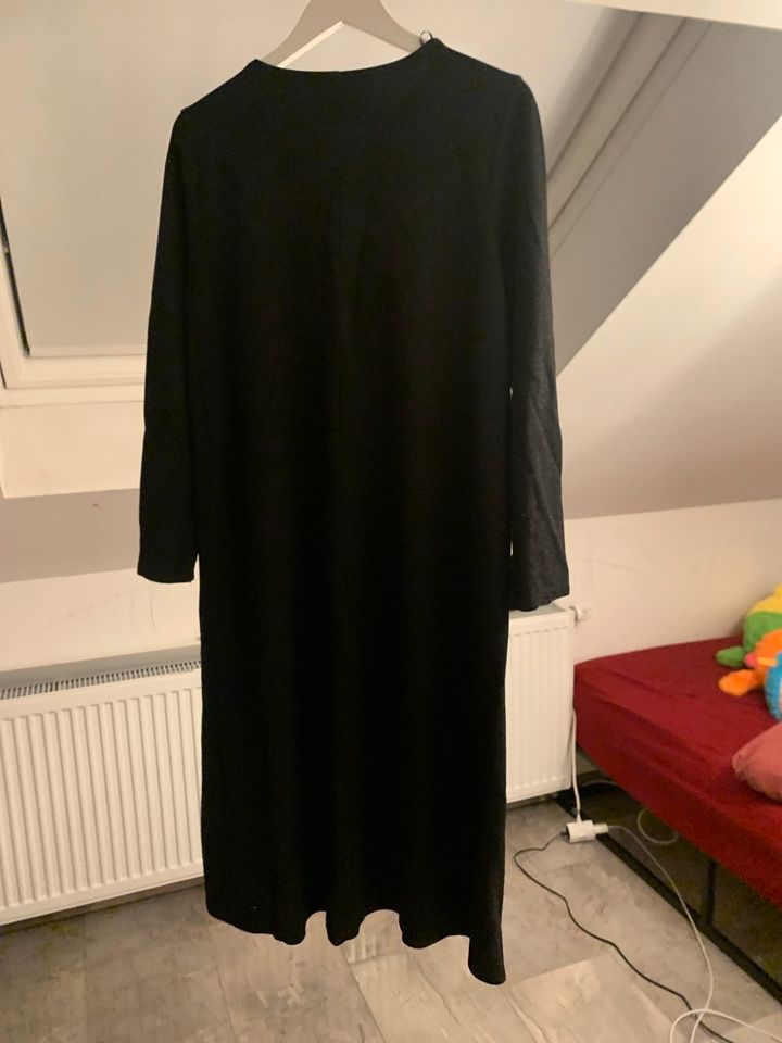 Grau und schwarzes Kleid in Duisburg
