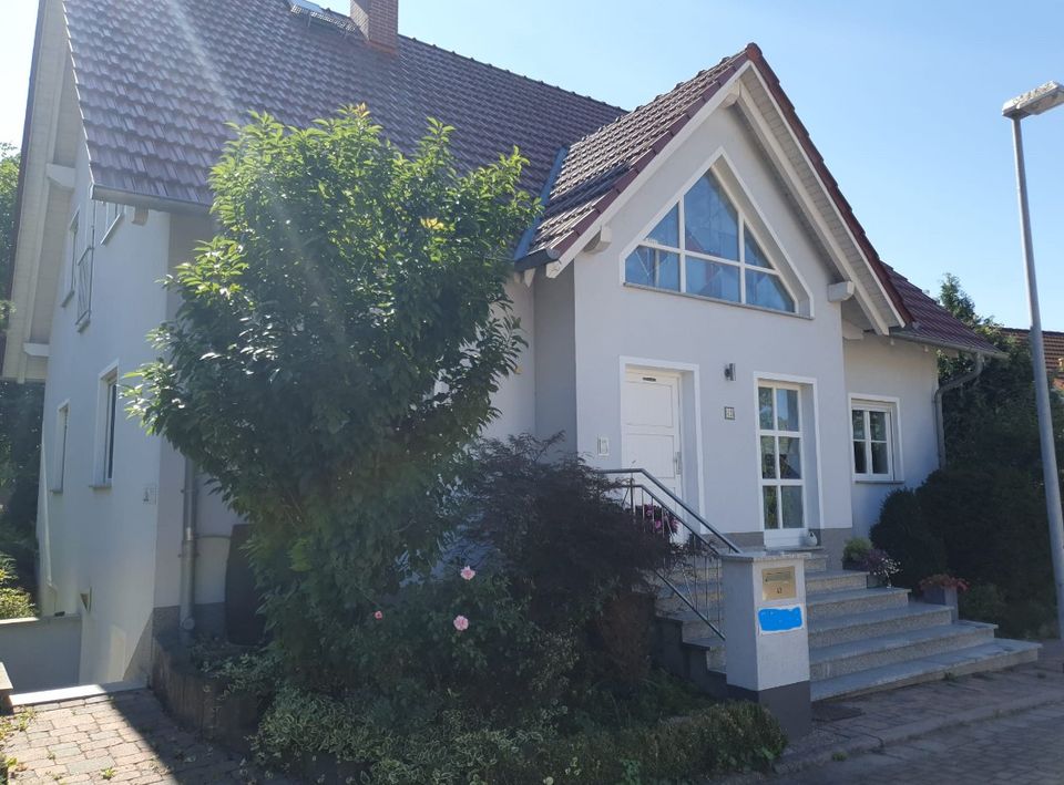 Einfamilienhaus, freistehend mit Garten, Balkon und Holz Terrasse in Stotternheim