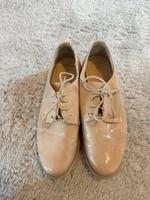 Marco Tozzi Halbschuhe Schnür-Schuhe Gr. 37 beige Lack neuwertig Hessen - Runkel Vorschau