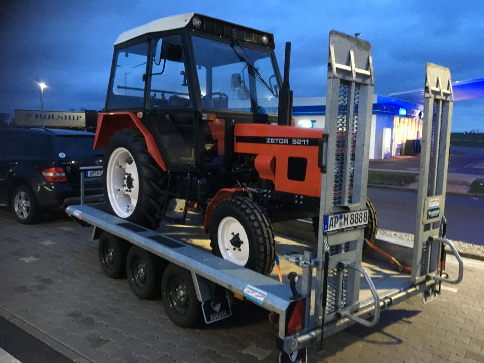 Transporte von Traktoren Baumaschinen Fahrzeuge in Triptis