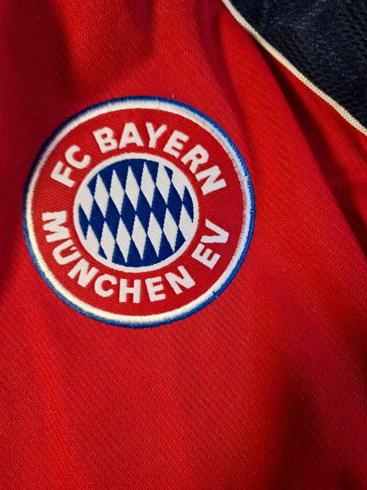 FC Bayern Trikot Signiert von Jens Jeremies in Moorenweis