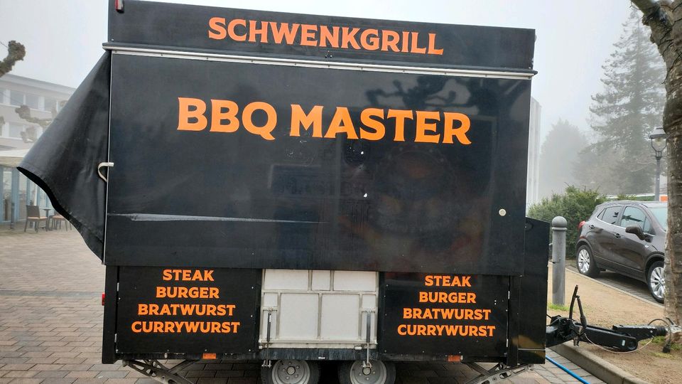 ROKA Schwenkgrill Grillwagen Holzkohle  Gas Grill Imbiss BBQ mieten zu vermieten XXL Imbisswagen Imbissanhänger Grillwagen Verkaufswagen Schwenkgrill Arena mieten zu vermieten Food trailer Schwenkgril in Groß-Gerau