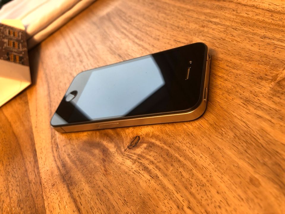 Apple IPhone 4 16gb schwarz in Lebach