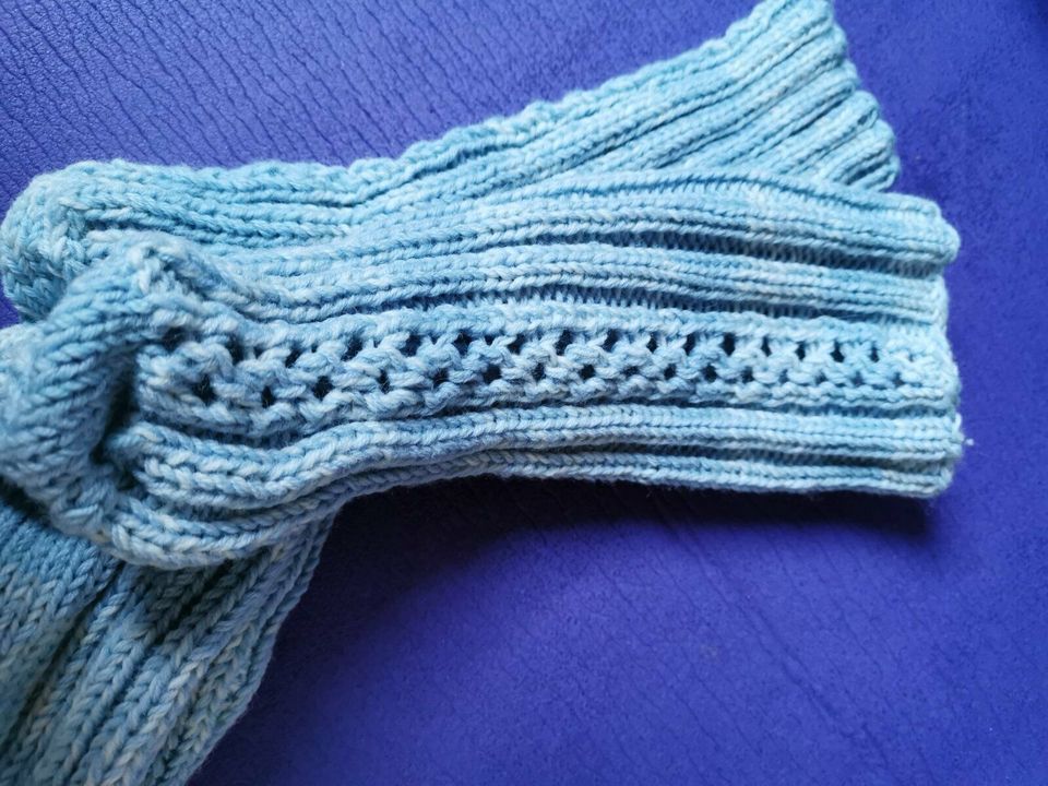 Wollsocken Handarbeit Gr. 39/40 hellblau mit Lochmuster in Bad Laasphe