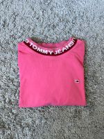 Tommy Hilfiger / Jeans T-Shirt mit Schriftzug am Kragen pink S Niedersachsen - Osnabrück Vorschau