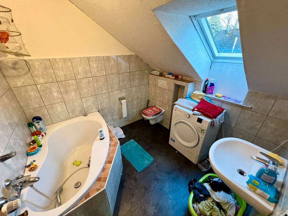 Ruhiges Einfamilienhaus mit Potential / Großes Grundstück / Großer Garten ! in Wehrbleck