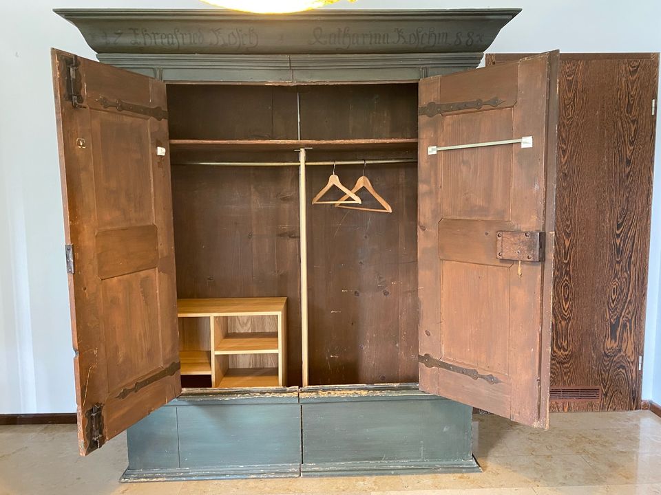 Antiker, seltener Kleiderschrank zu verschenken in Karlsruhe