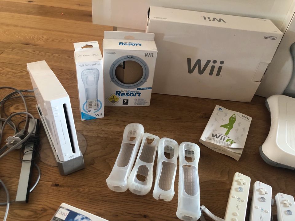 Wii Konsole mit Balance Board, Controller, Nunchuk, 9 Spielen in Seligenstadt