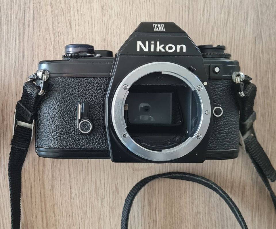 Nikon EM Spiegelreflexkamera (SLR), Gehäuse ohne Objektiv, analog in Hannover