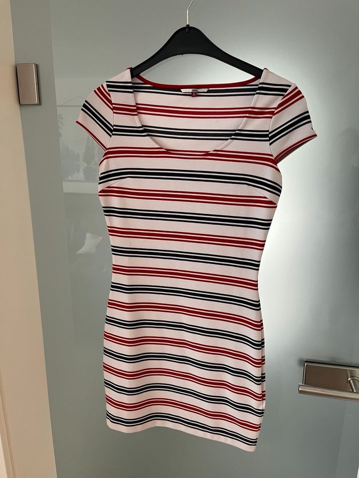 Tommy Jeans Freizeitkleid Größe S in Rudersberg