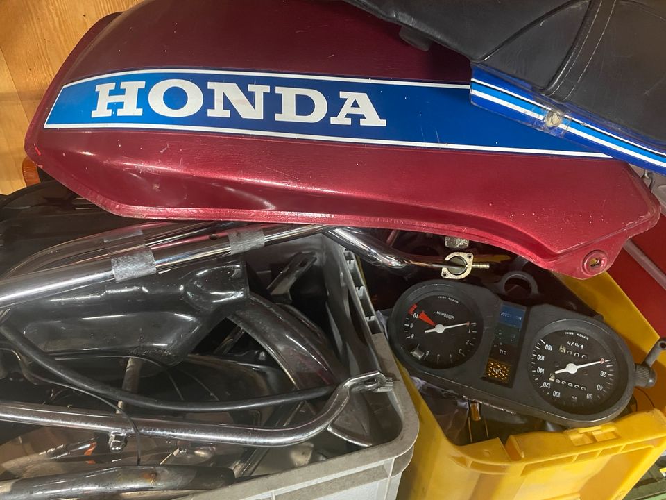 Honda CB 400n TÜV neu mit vielen Ersatzteilen in Steinhagen