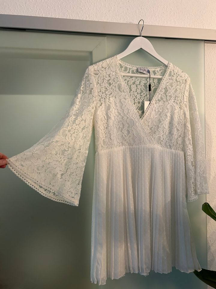 NEU- weißes Kleid mit Spitze und Plisseerock, Hochzeitskleid in Lingen (Ems)