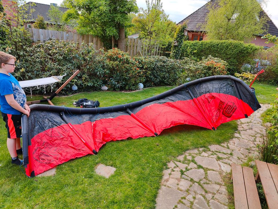 Kiteboard und 9m²(?) Kite von Unleashed im Rucksack in Quarnbek