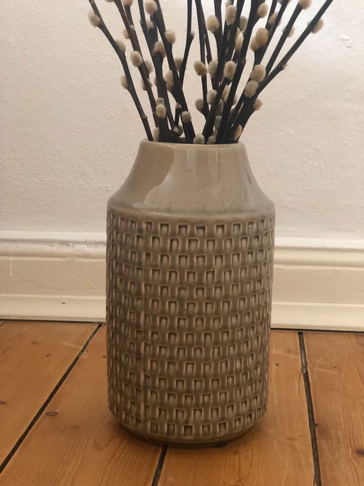 Vase mit Weidenkätzchen in Hamburg