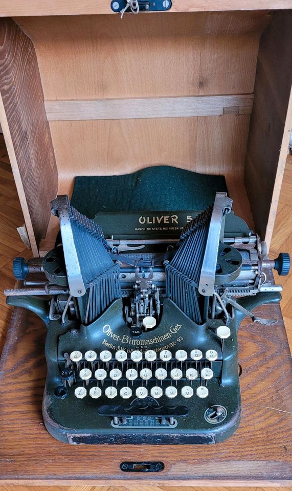 Schreibmaschine Oliver 5 Antik in Köln