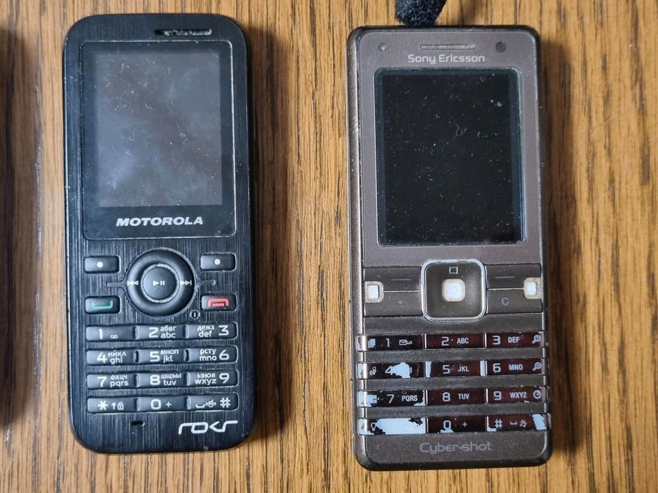 Nokia, Motorola, Sony Ericsson retro Handy in Erkrath