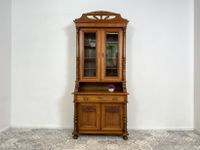 WMK Prachtvoller, reich verzehrter antiker Vitrinenschrank aus Vollholz mit Messingbeschlägen, Säulen & Schnitzerein # Anrichte Aufsatzschrank Bücherschrank Schrank Vitrine Gründerzeit Vintage Friedrichshain-Kreuzberg - Friedrichshain Vorschau