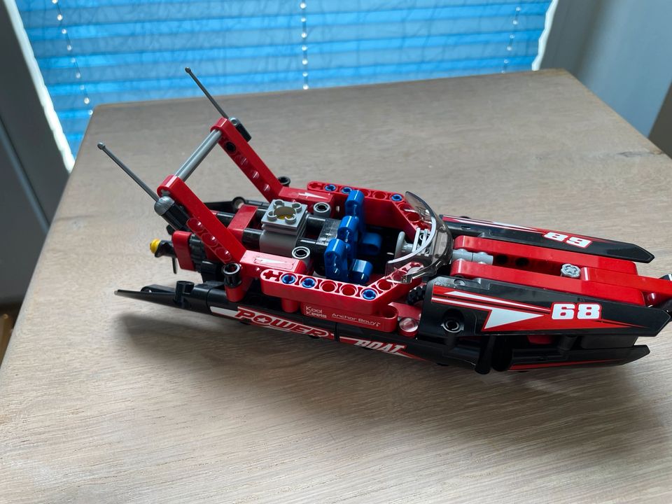 Lego Technic Boot 42089 in Remscheid