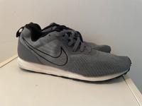 Nike MD Runner 2 Gr 44 Hessen - Bad Nauheim Vorschau