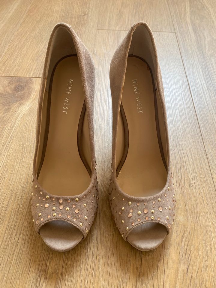 Nine West Peeptoes Gr. 7M in beige mit Steinchen in Düsseldorf