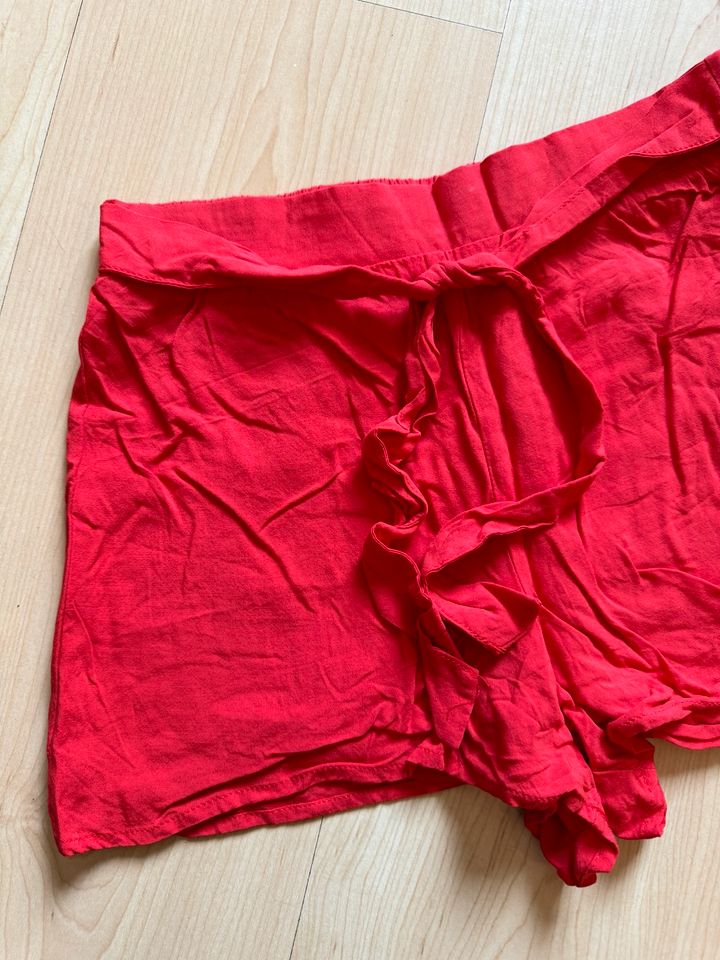 Rote Highwaist Stoff Shorts Zara XS neu in Freiburg im Breisgau