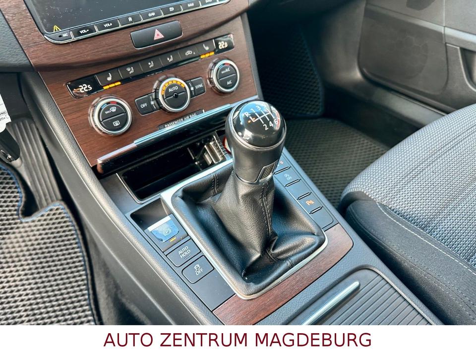 Volkswagen Passat CC 2.0 TDI Sport Navi Xenon Sitzh. Kamera in Magdeburg
