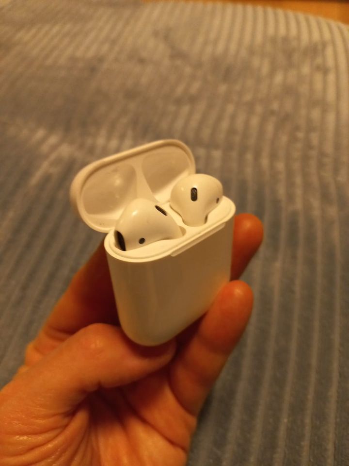 AirPods mit leichtem defekt in Hamburg