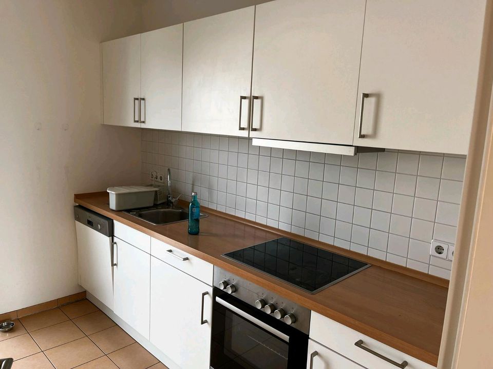 3 Zimmer Wohnung/ Bezugsfrei mit Stellplatz in Berlin